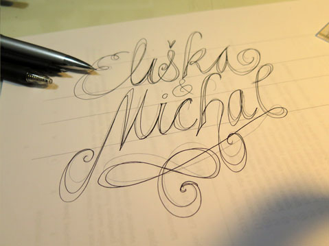 Ruční typografie jmen na svatební oznámení